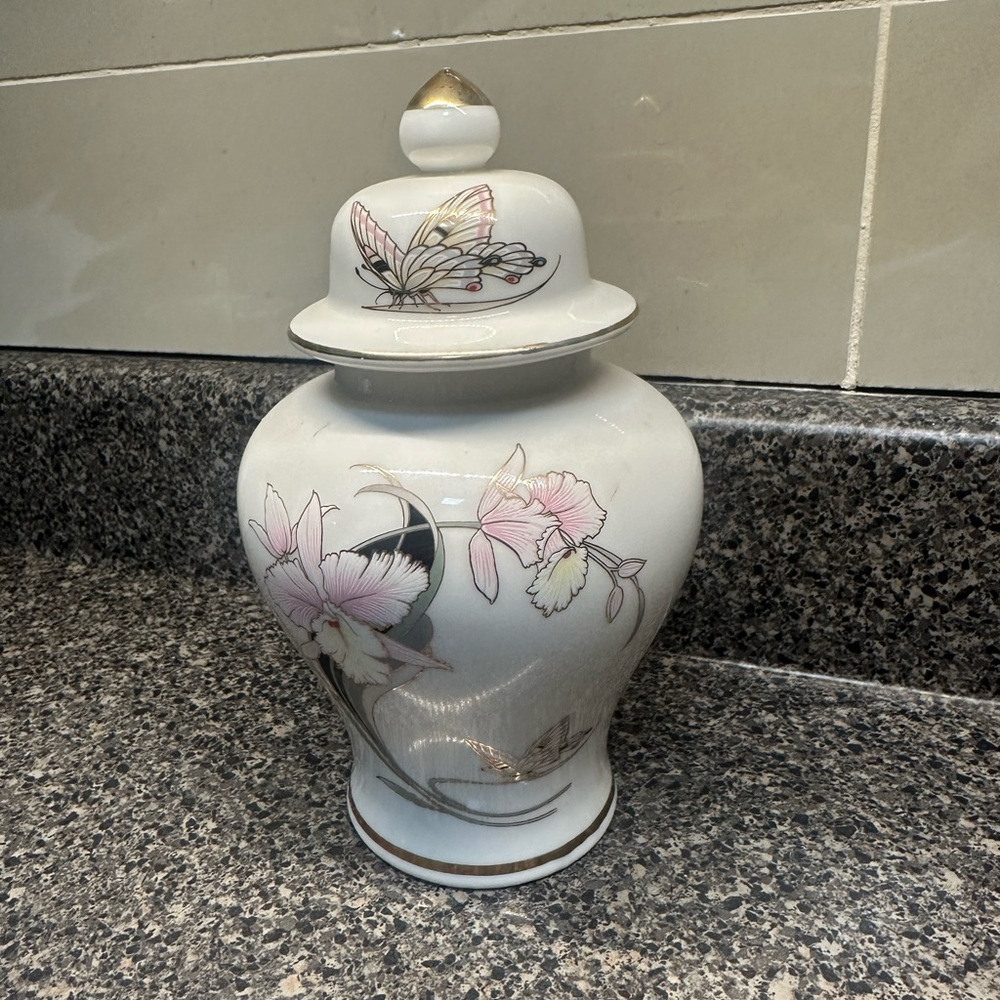 Vintage Butterfly Ginger Jar Fine China - Picture 2 of 5
